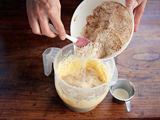 Sekoita jauhoseos vuorotellen kerman tai maidon kanssa taikinaan.