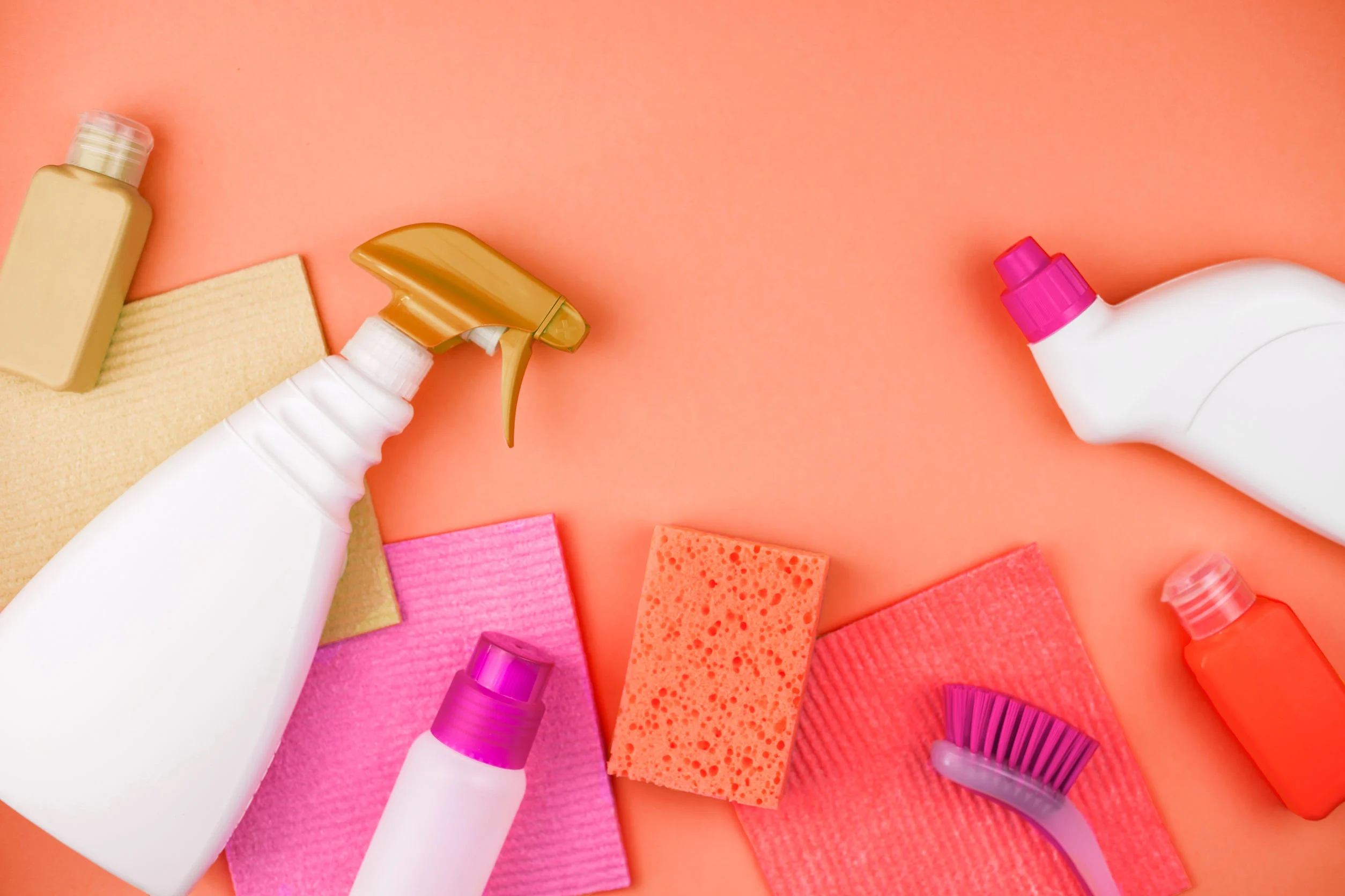 Erilaisia siivousvälineitä