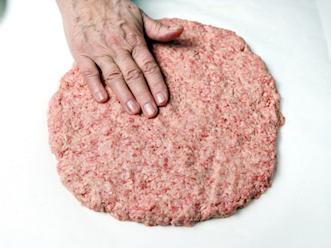 Taputtele mureketaikina öljytylle leivinpaperille suorakaiteen muotoiseksi noin 30 cm pitkäksi levyksi.