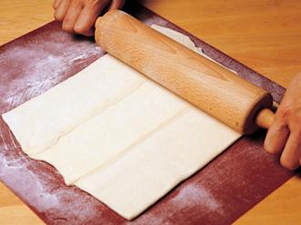 Nosta sulaneet taikinalevyt vieri viereen hieman lomittain ja kauli yhteen isoksi levyksi. Nosta jäähtynyt filee taikinalevyn keskelle.