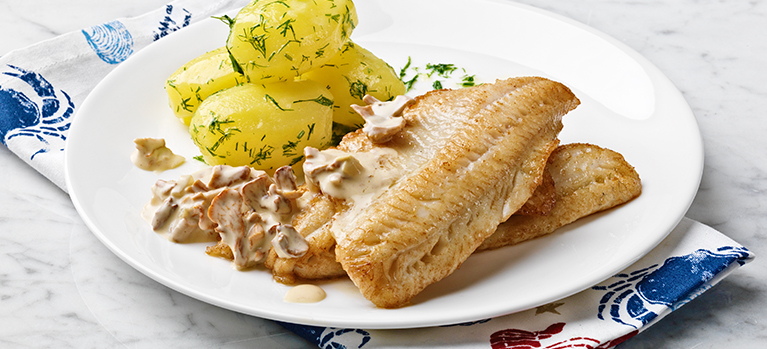 Paistetut ahvenfileet ja kantarellimuhennos