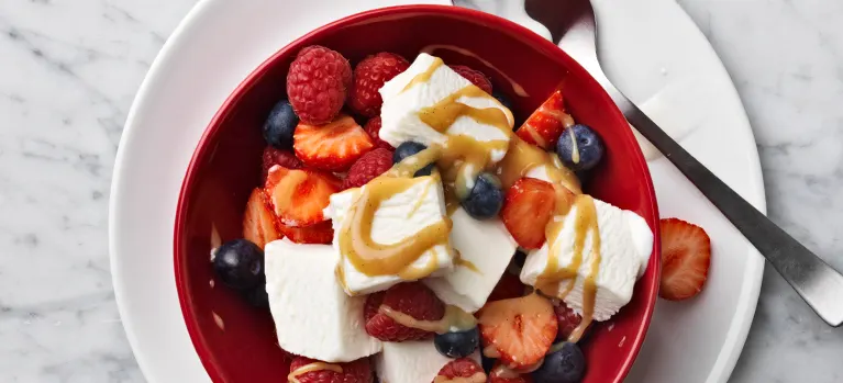 Marjat, jäätelö ja kinuskikastike