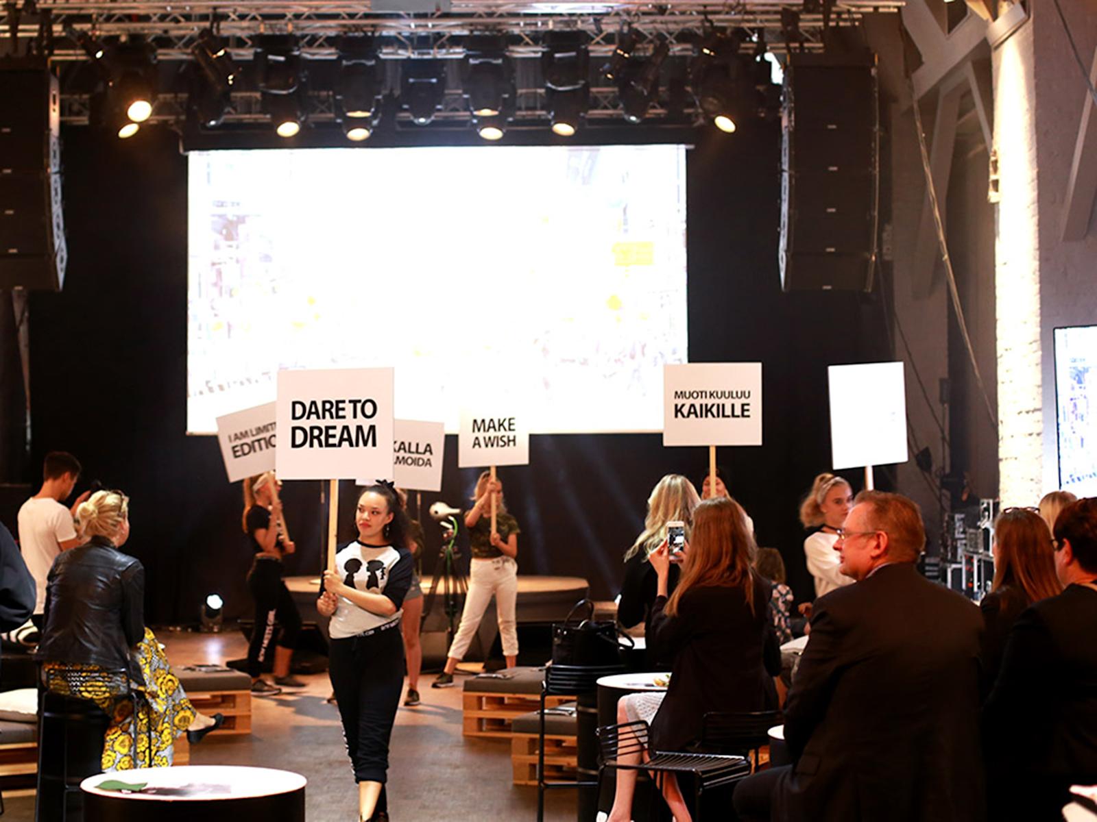 Kutsuvieraat saivat nauttia **Diandran** energiaa sisältävästä esityksestä, jossa esiteltiin samalla Boy Meets Girl -mallistoa.