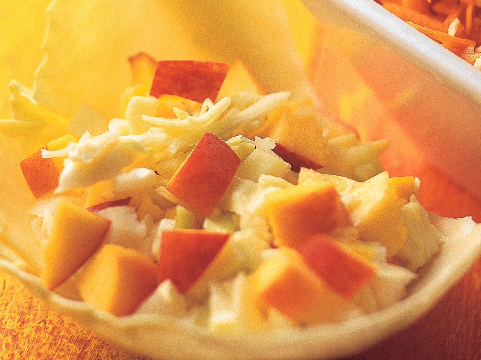 Persikka-kaalisalaatti