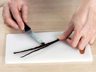 Vaahdota margariini ja sokeri. Halkaise vaniljatanko ja vedä veitsellä siemenet vaahtoon.