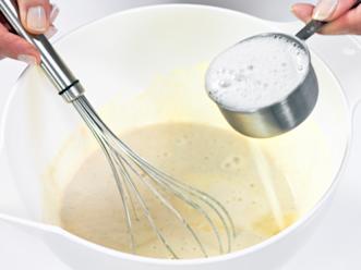 Sekoita joukkoon jauhot vähän kerrallaan ja koko ajan vatkaten. Lisää suola ja olut.