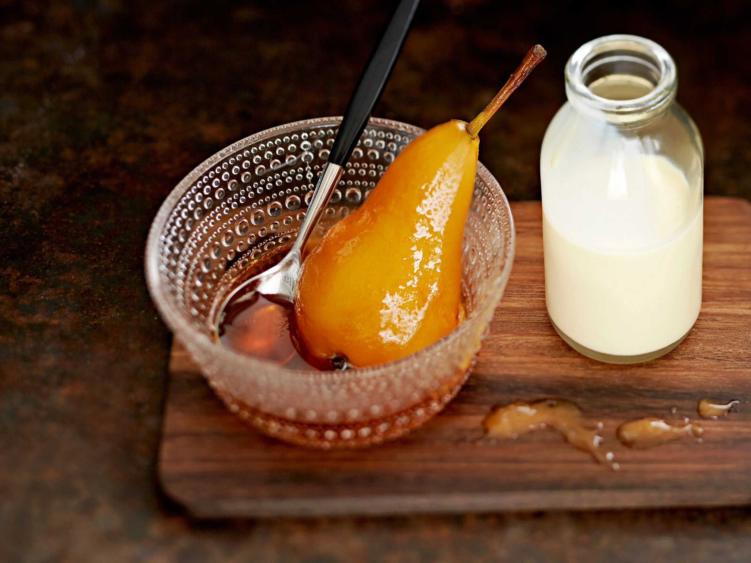 Rooibosteessä keitetyt päärynät