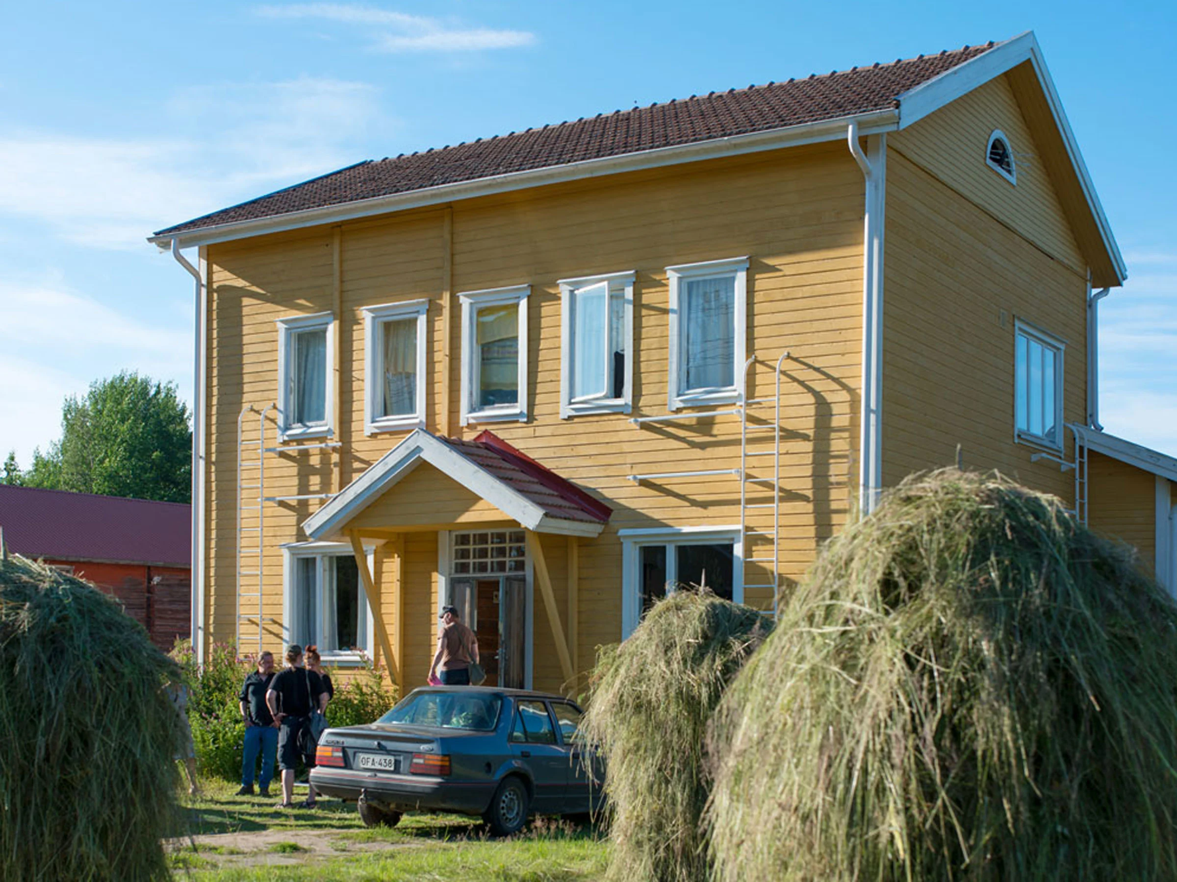 Elämää vanhassa osuuskaupassa: Kesänäyttelyitä Hailuodon Kylätalossa
