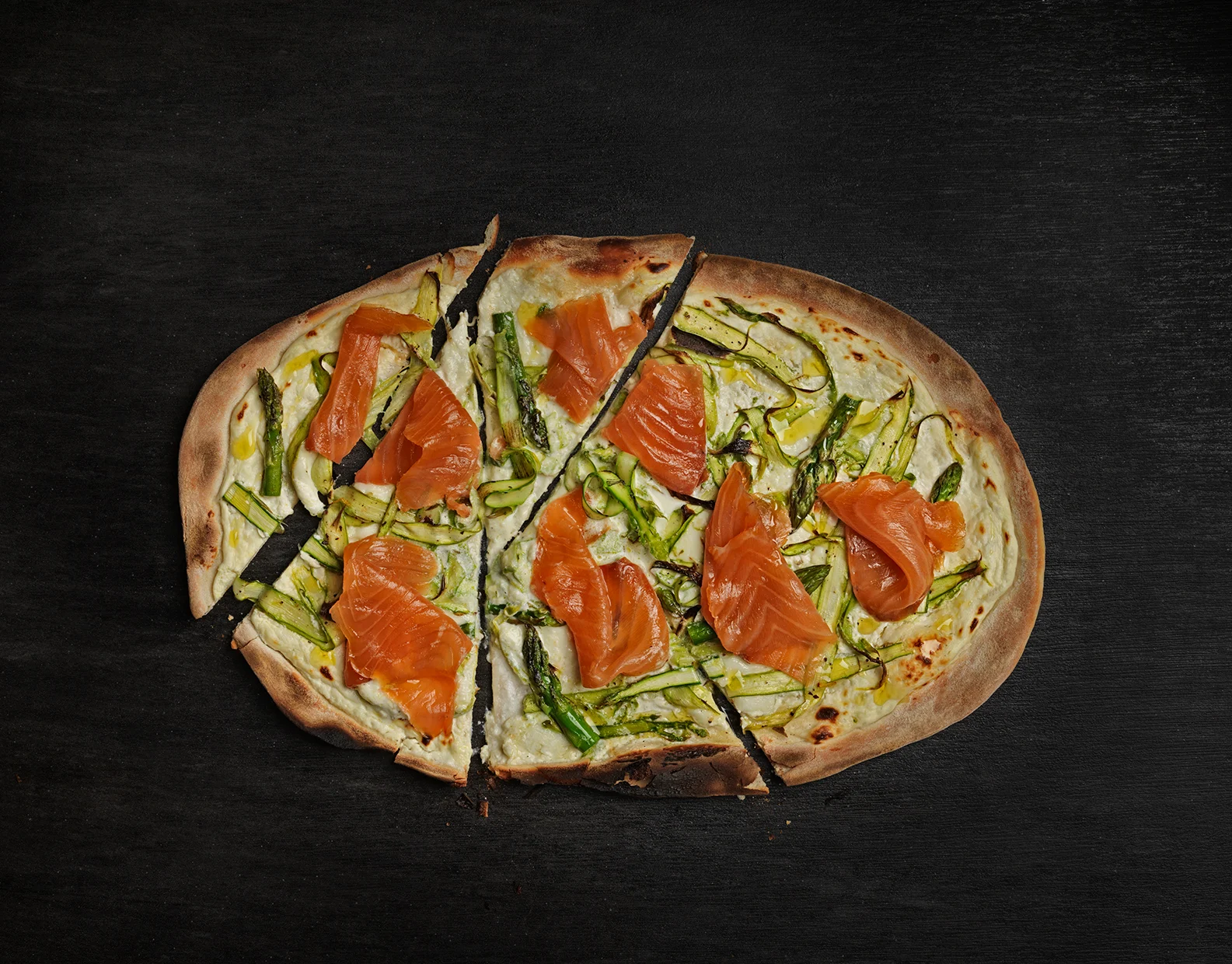 Parsapizza, piparjuuricreme ja kylmäsavulohi