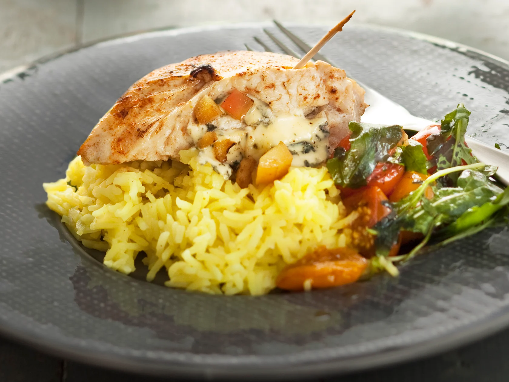 Homejuustolla täytetyt broilerileikkeet