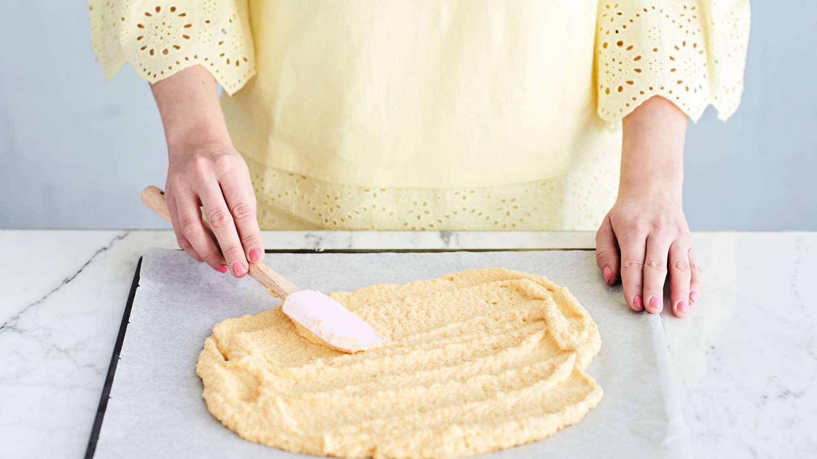 Levitä taikina leivinpaperin päälle uunipellille tasaiseksi kerrokseksi.