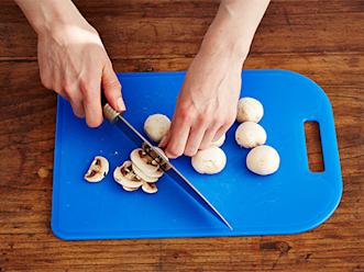 Valmista kastike. Puhdista ja viipaloi sienet. Paista ne voissa pannulla.