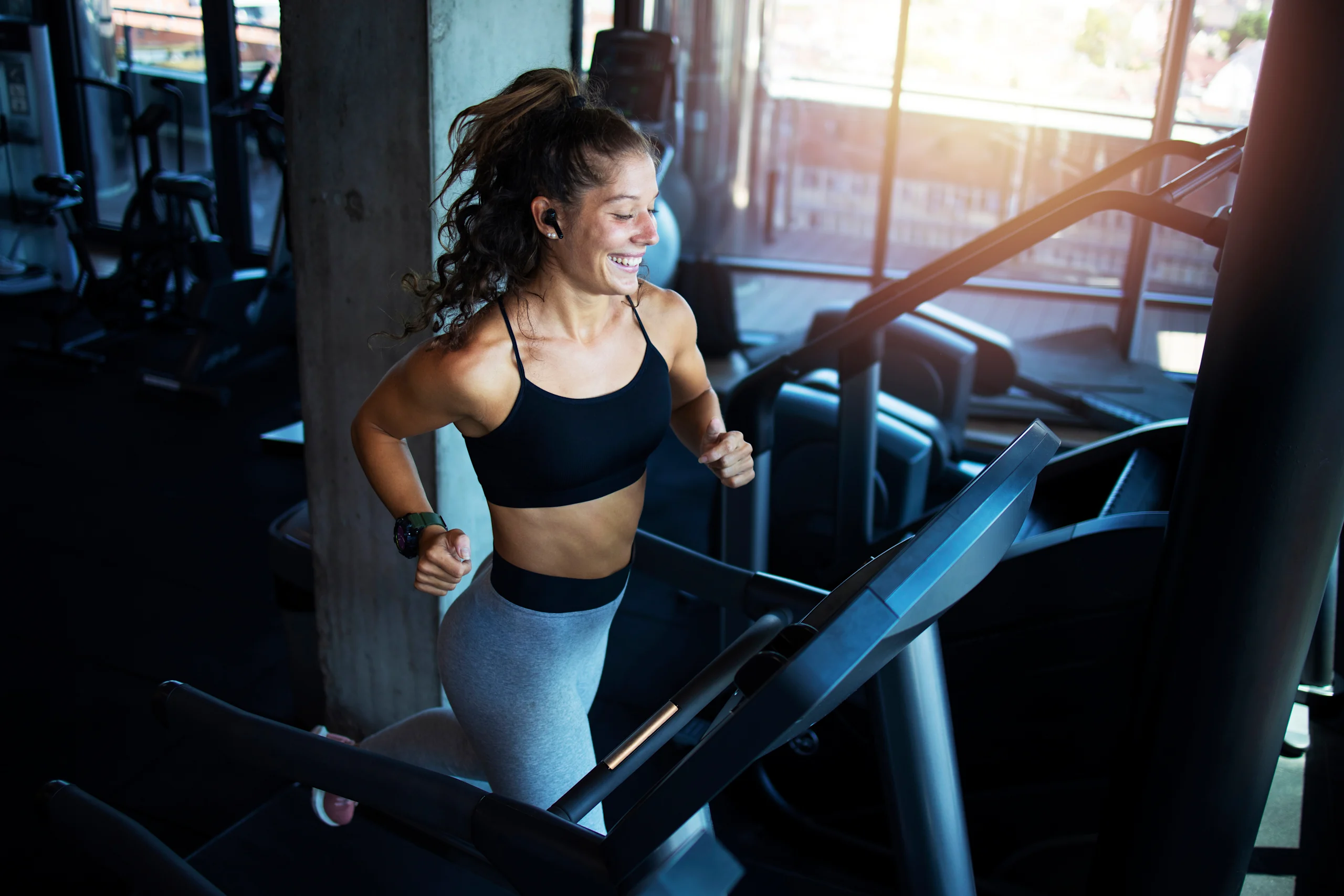 Nainen juoksee juoksumatolla