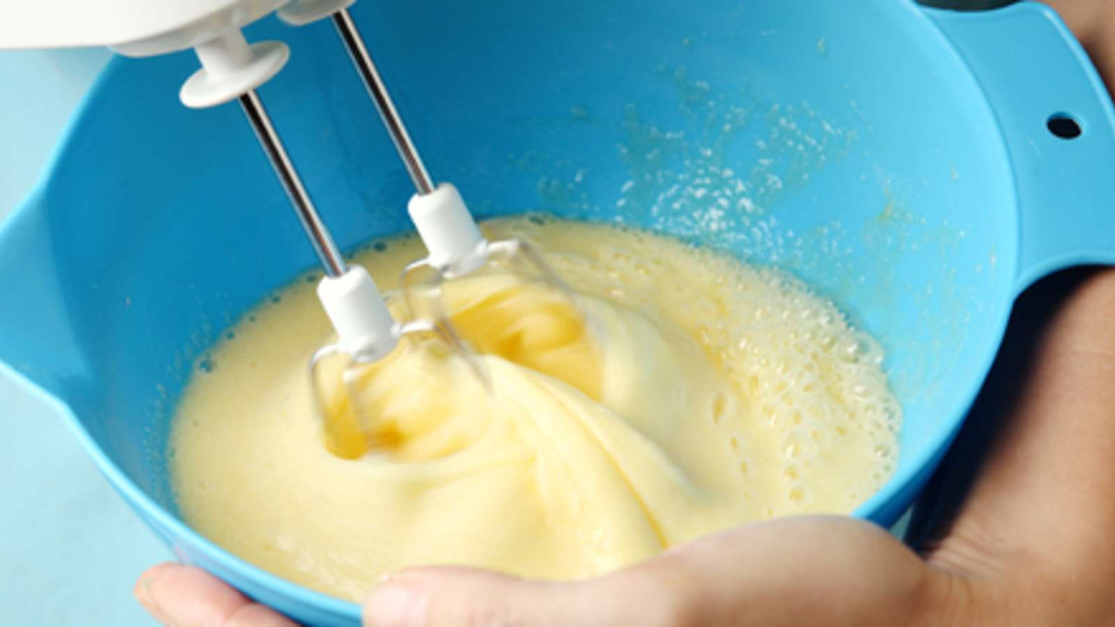 Vatkaa munat, sokeri ja vaniljasokeri kuohkeaksi vaahdoksi.