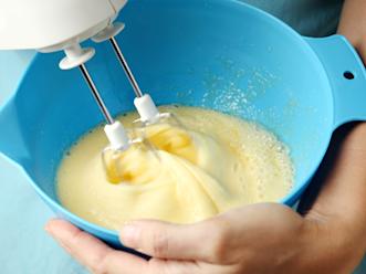 Vatkaa munat, sokeri ja vaniljasokeri kuohkeaksi vaahdoksi.