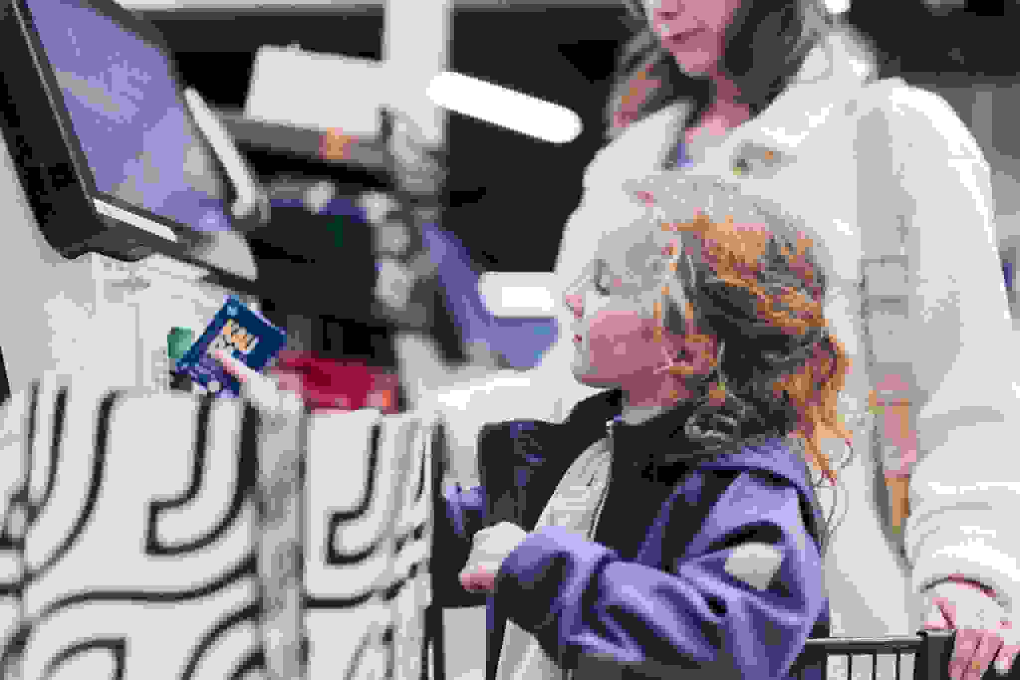 Lapsi ja äiti yhdessä pikakassalla.