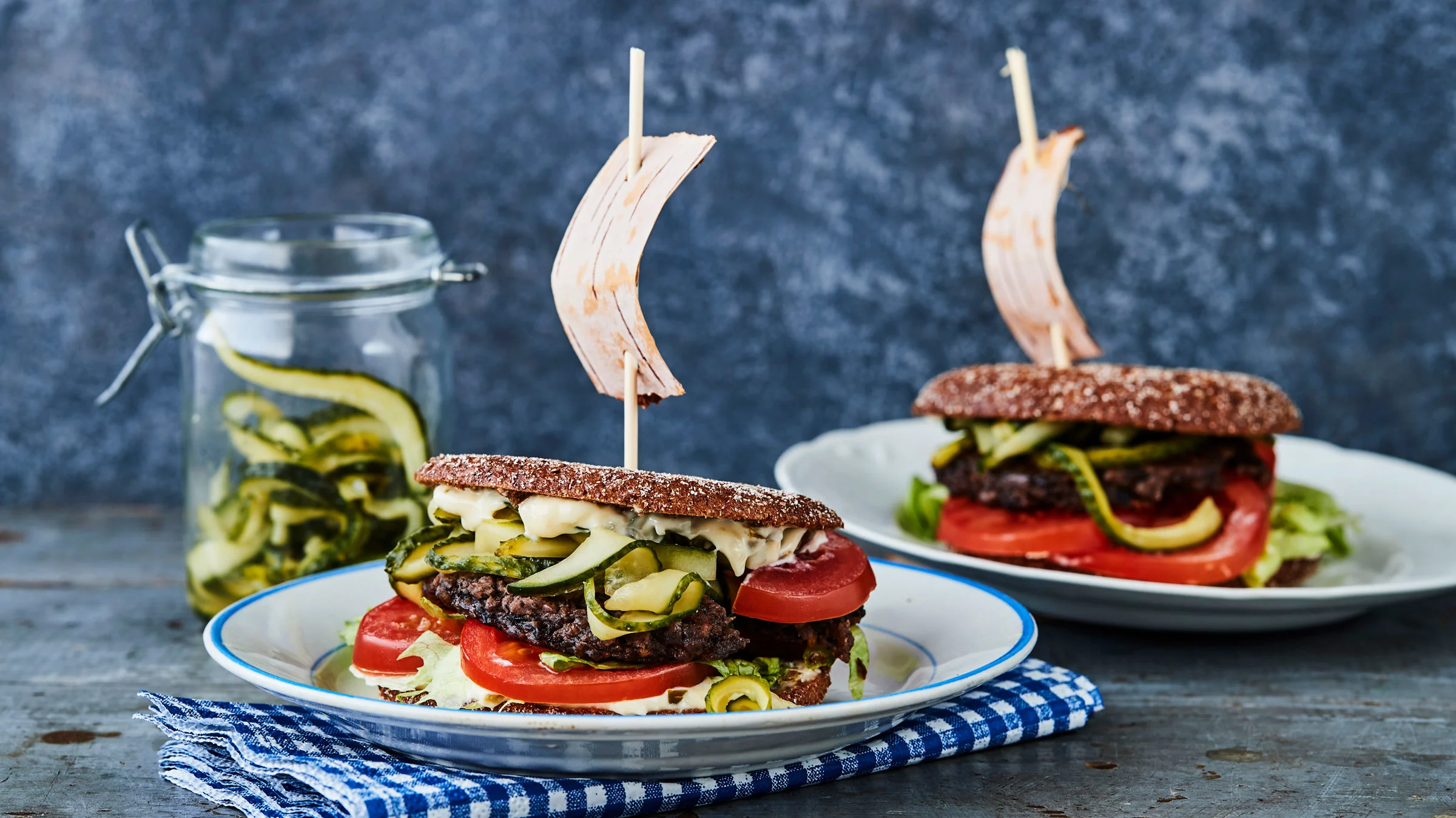 Valmista kasvishampurilaiset helposti mustapapupihveistä ja ruispalaleivistä. 