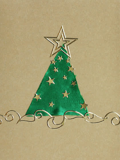 **Joulukuusi**: Leikkaa vihreästä paperista tai kangaspalasta kolmio. Liimaa korttipohjalle. Koristele kultaisilla tarroilla.