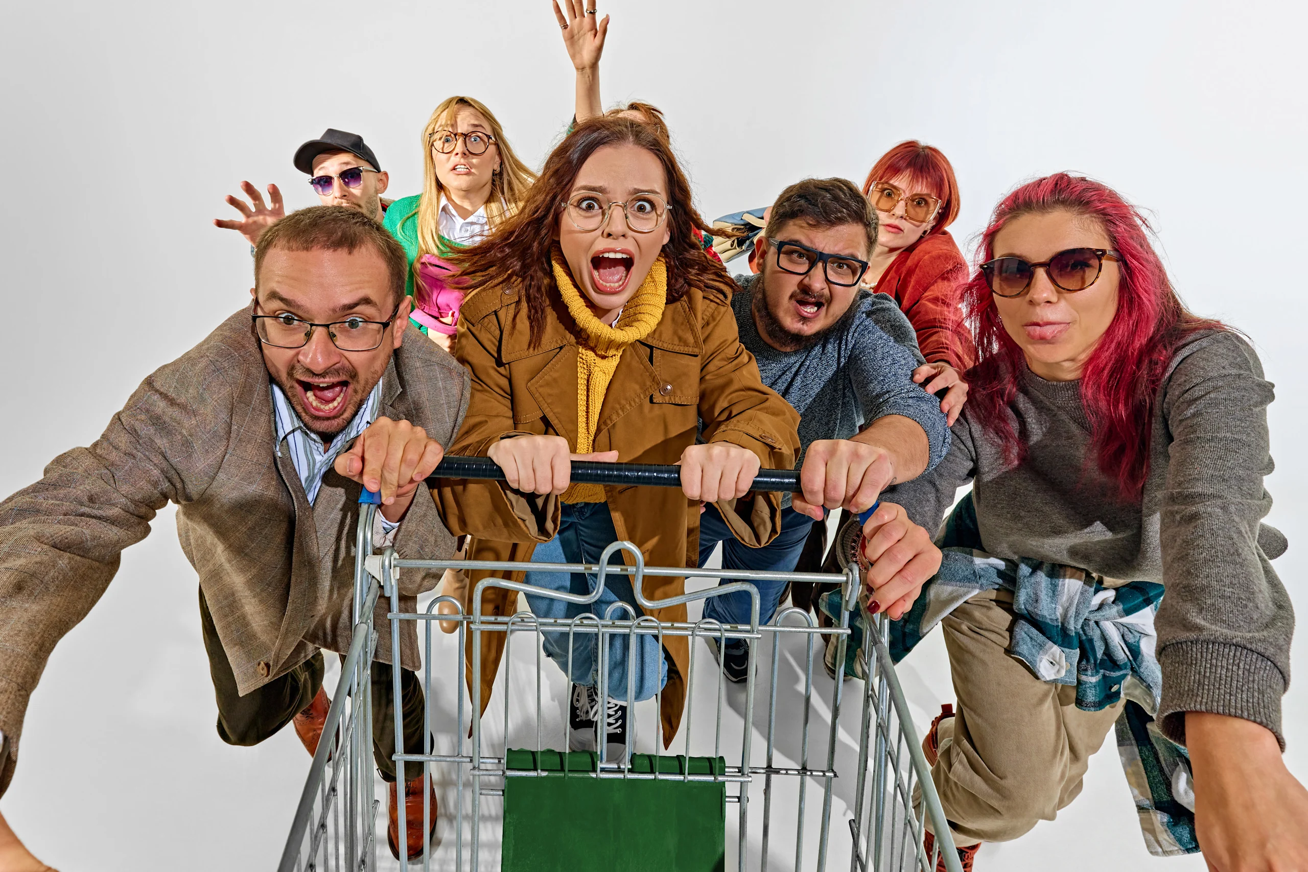 Ihmiset rynnivät ostoskärry edellä