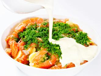 Yhdistä kulhossa kerma ja munat. Valuta seos vuokaan. Paista laatikkoa 200-asteisen uunin keskitasolla noin 60 minuuttia.