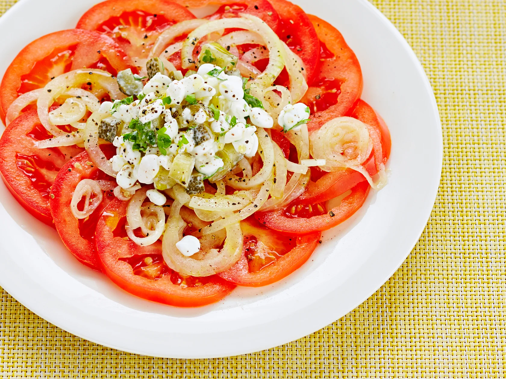 Tomaattisalaatti ja raejuustosalsa