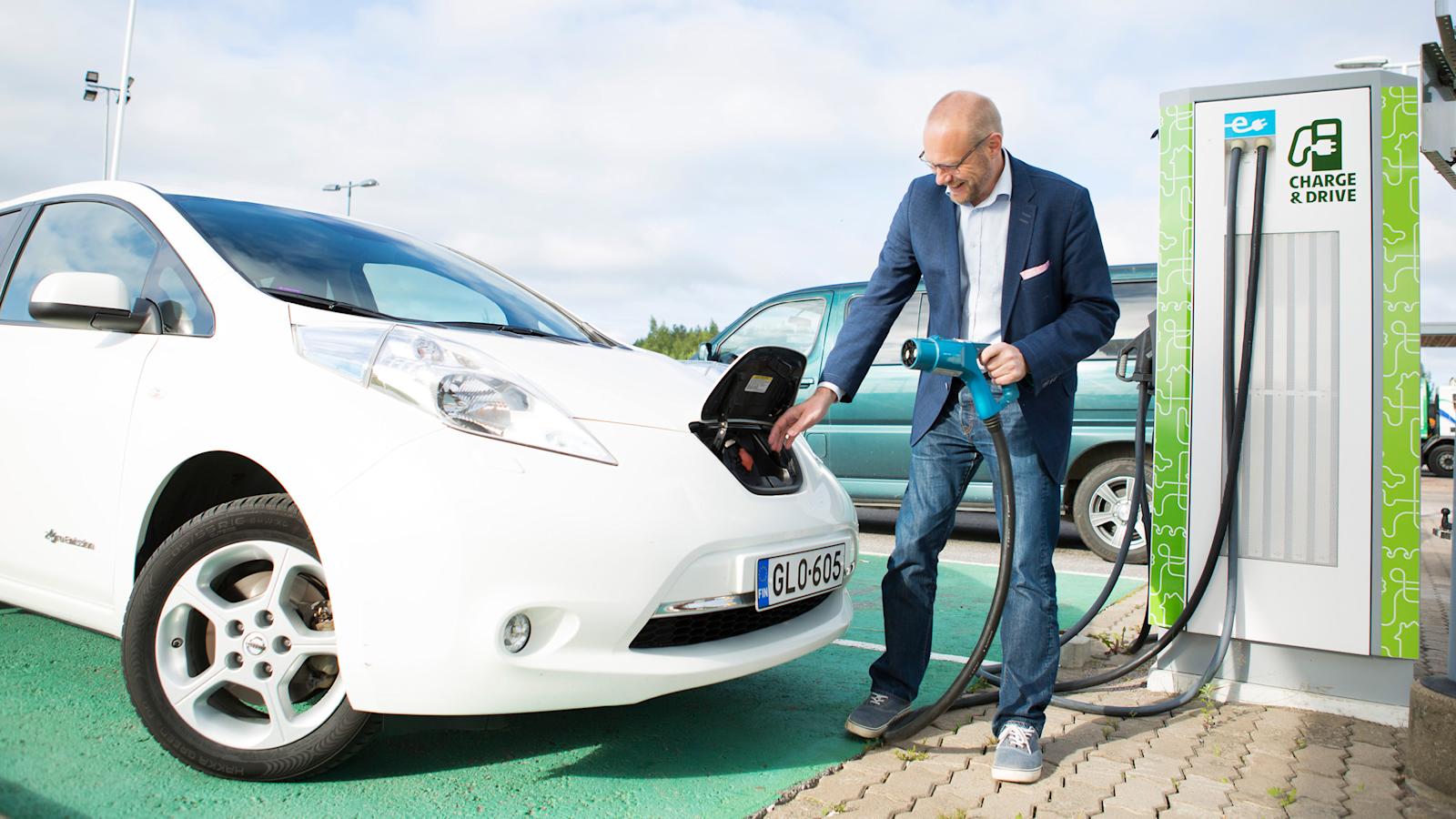 Marko Saarenketo tankkaa sähköautoaan Lahdesjärven ABC:n pikalatauspisteessä