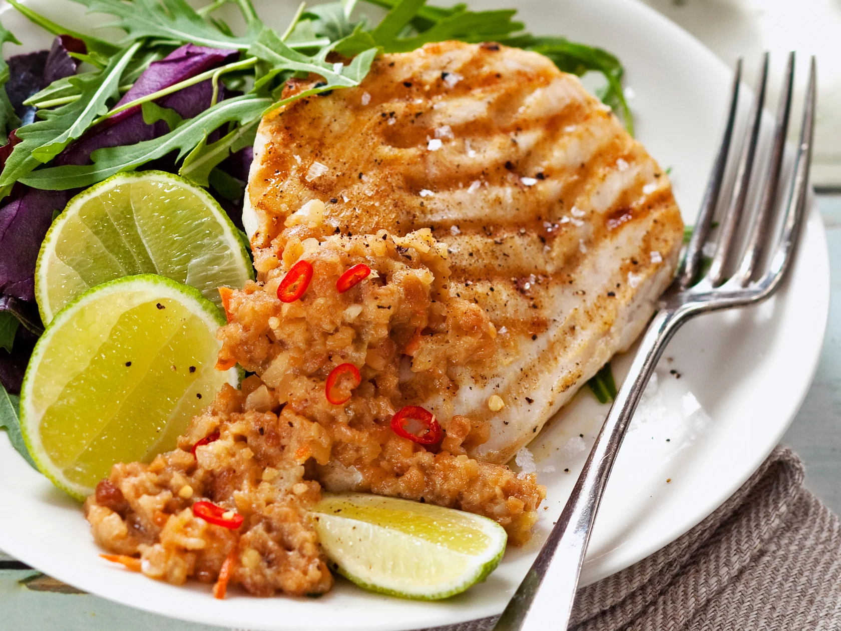 Grillatut broilerinleikkeet ja sataykastike