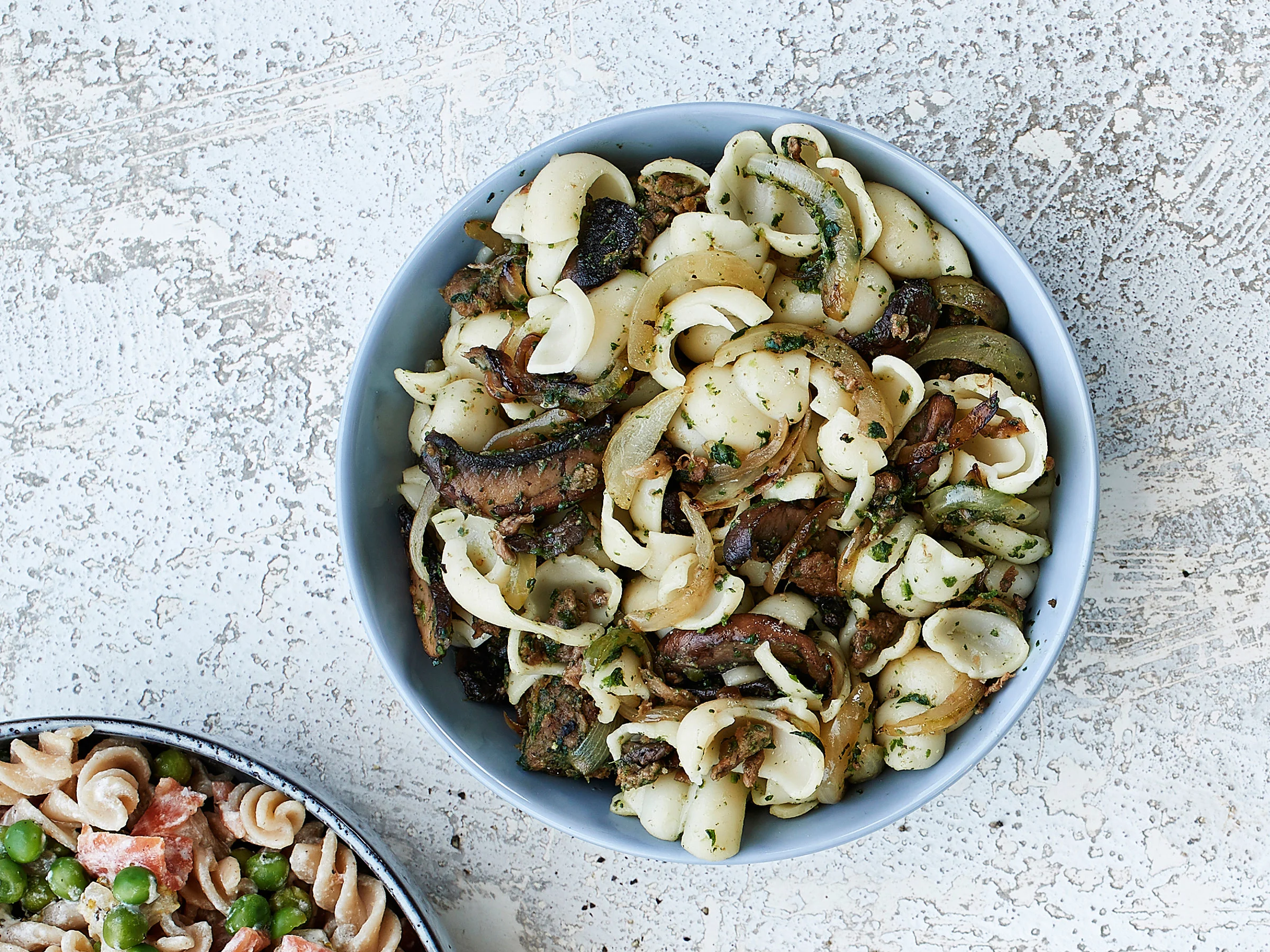 Kasvisvoimailijan nyhtökaura-sienipasta