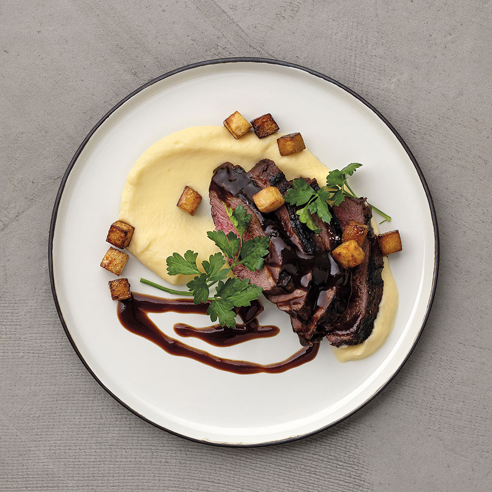 Poronpaistia, lanttua kahdella tapaa ja punaviinikastiketta