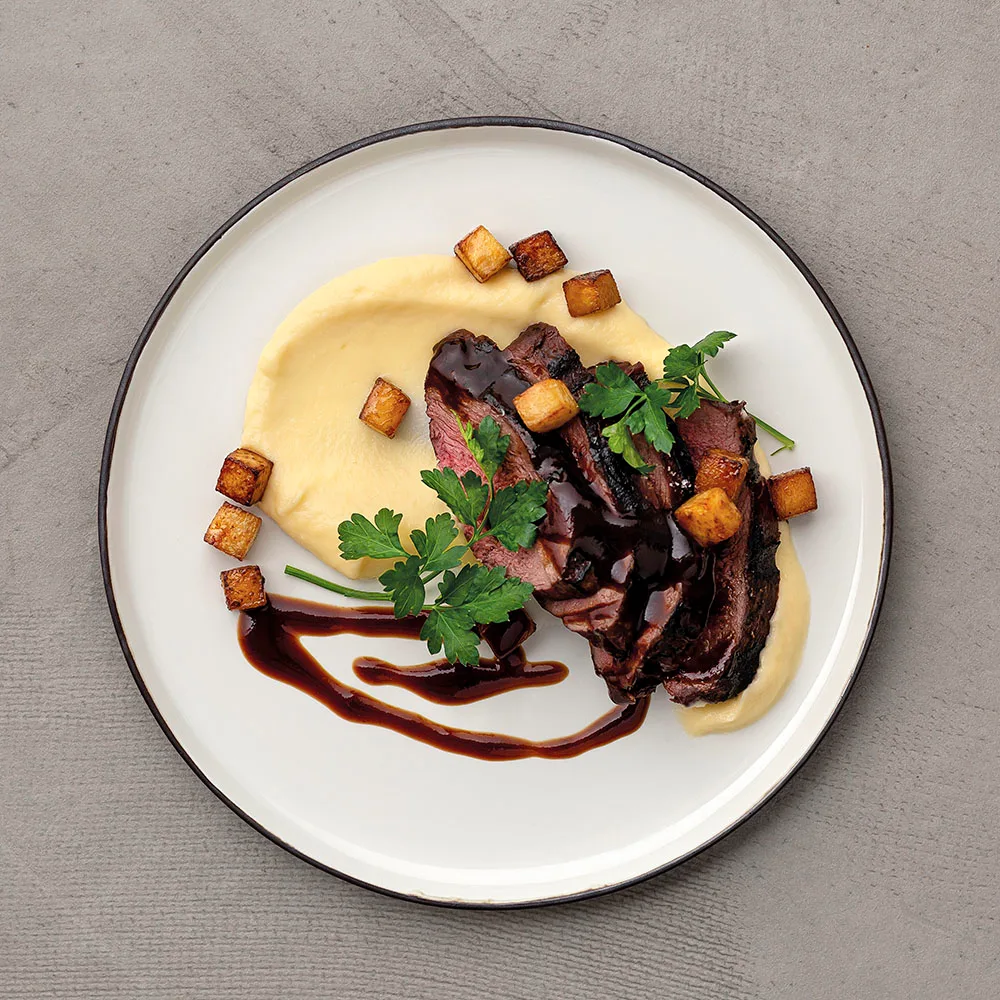 Poronpaistia, lanttua kahdella tapaa ja punaviinikastiketta