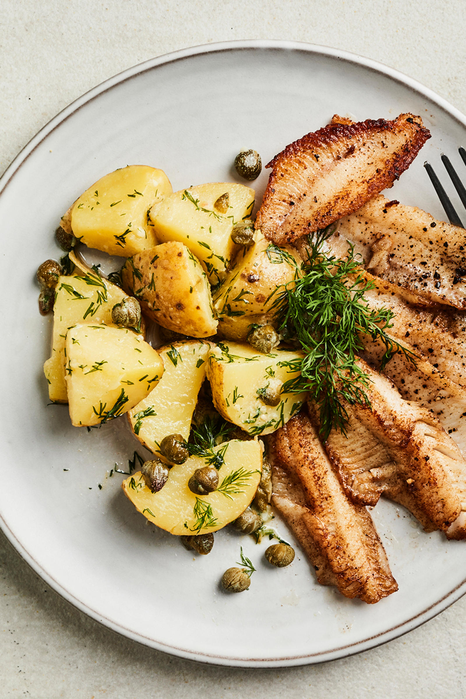 Lämmin perunasalaatti ja paistetut ahvenet