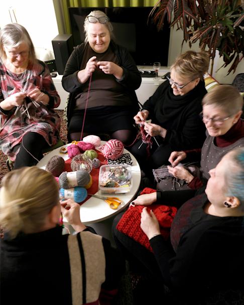 Anarkistimarttojen neulekerhon kokoontuminen.