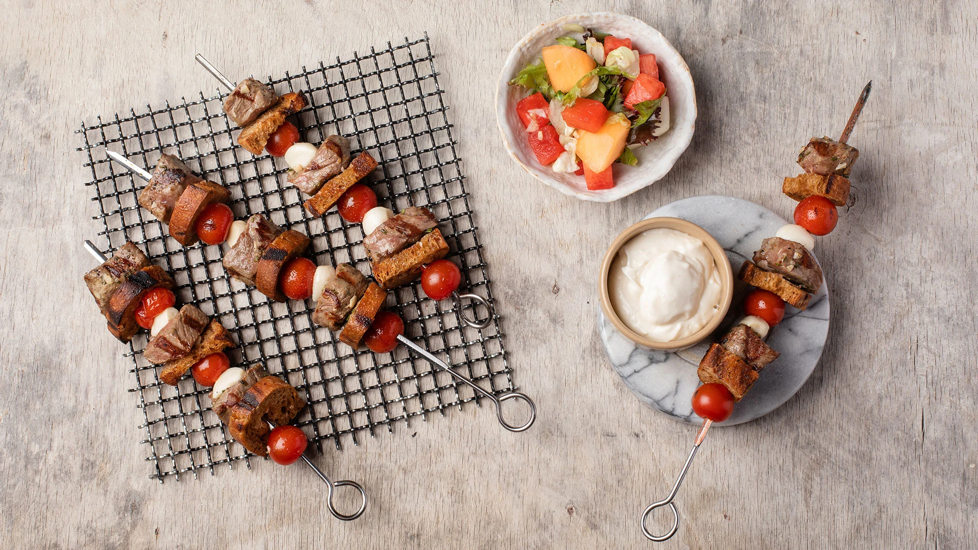 Grillivartaat, aioli ja Kulman Keittiön melonisalaatti 