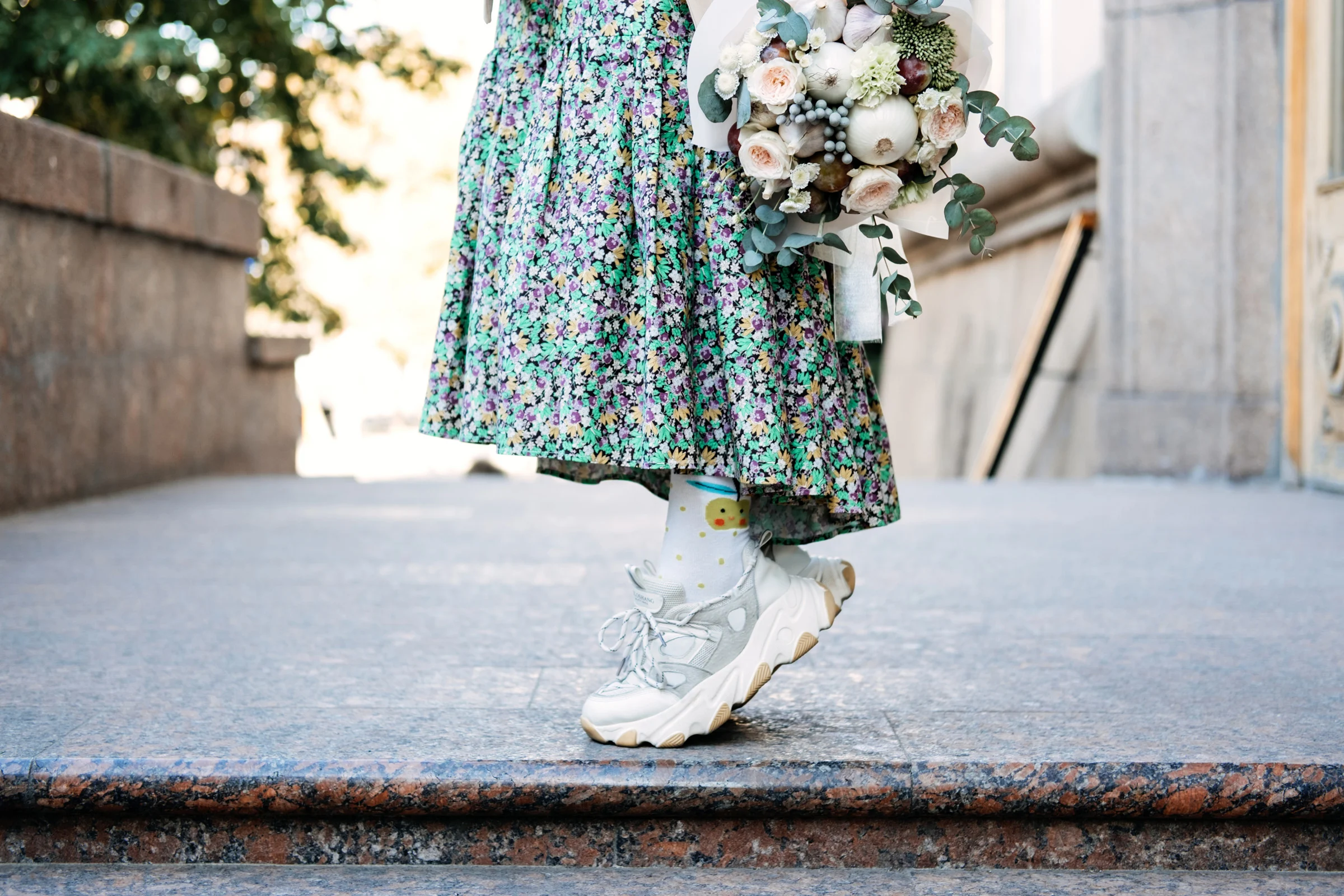 Nainen kesämekossa ja lenkkareissa