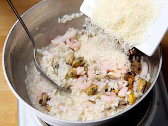 Lisää parmesaanijuustoraaste.