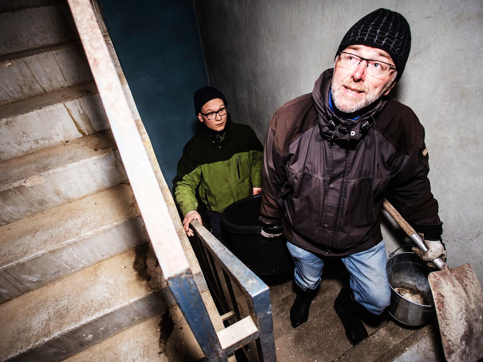 Jouko Lehtonen ja Jussi Laaksonlaita kävelevät viimeisen kerroksen siilon katolle.