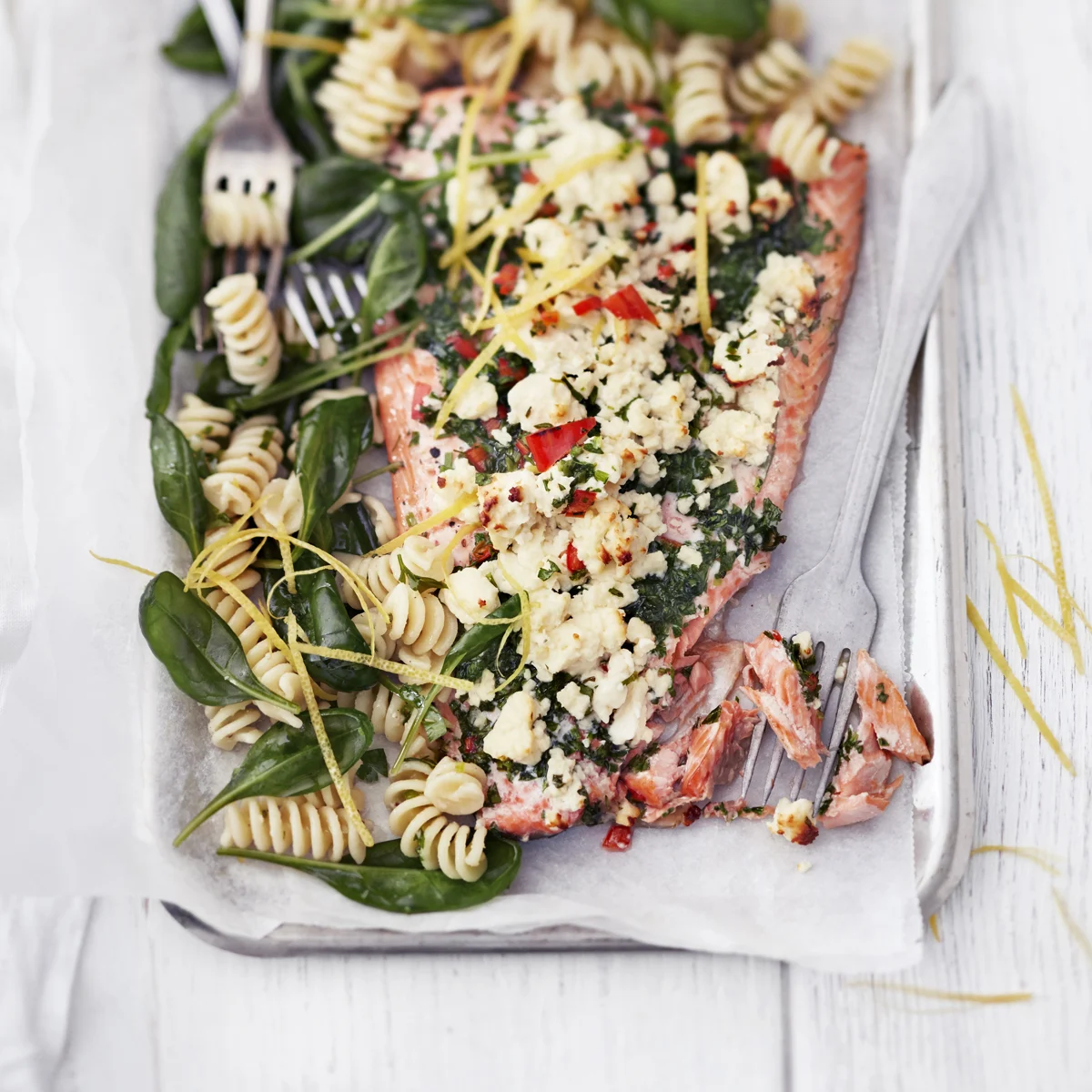 Sitruunainen fetakirjolohi ja pinaattipasta