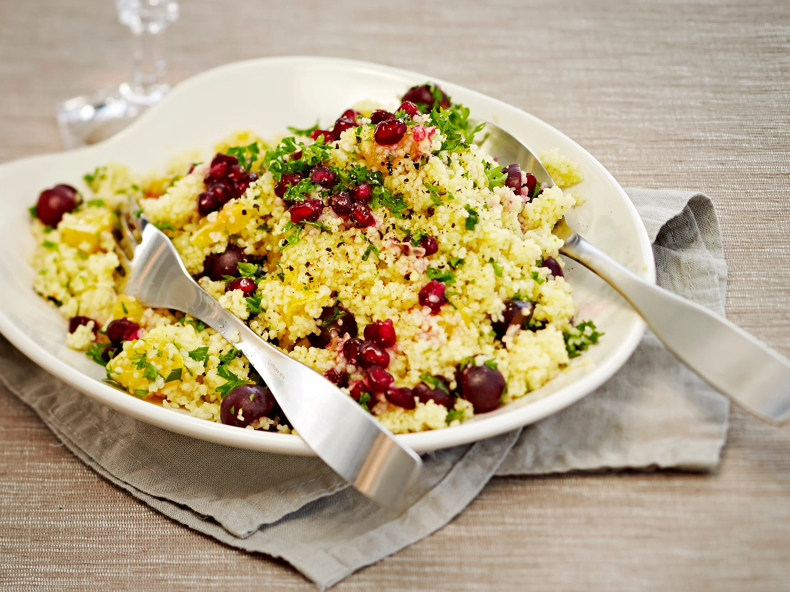 Granaattiomena-kuskussalaatti