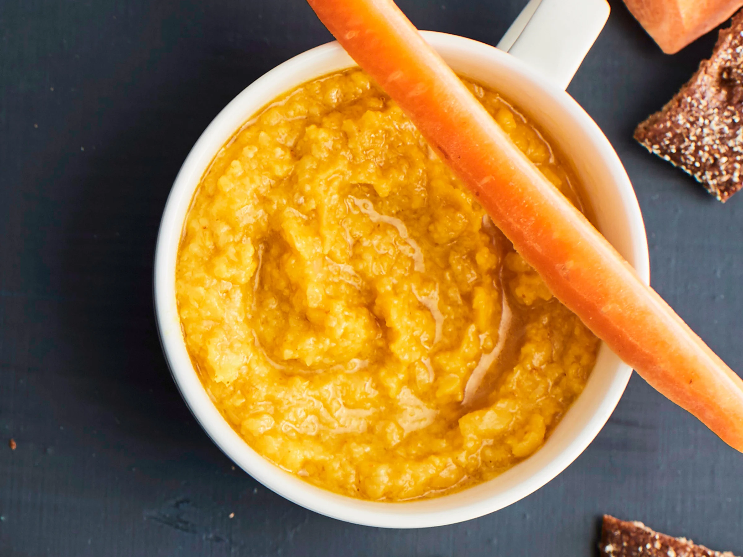 Auringonkeltainen hummus