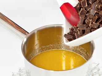 Sulata kattilassa rasva ja nosta syrjään. Lisää joukkoon paloiteltu suklaa ja sekoita, kunnes suklaa on täysin sulanut. Anna jäähtyä.