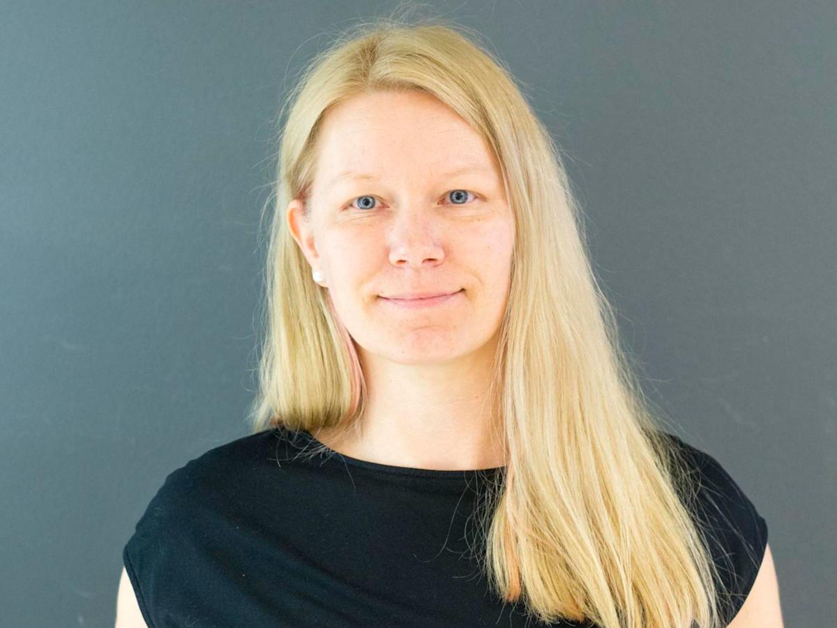 Tanja kaipasi vinkkejä, miten muuttaa arkityyli hehkeäksi kesähäihin. Tanjalla oli vaaleissa hiuksissaan muutama vaaleanpunainen raita.