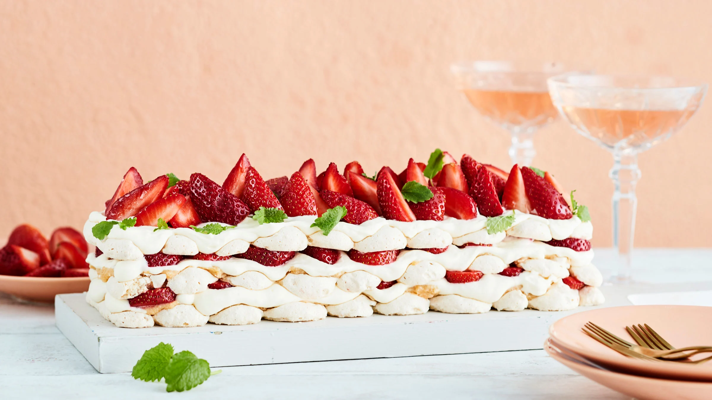 Mantelinen raparperi-mansikkakakku