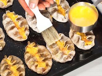 Voitele kypsät piirakat rasva-maitoseoksella. Peitä leivinliinalla hetkeksi.Tarjoile piirakat munavoin kanssa.