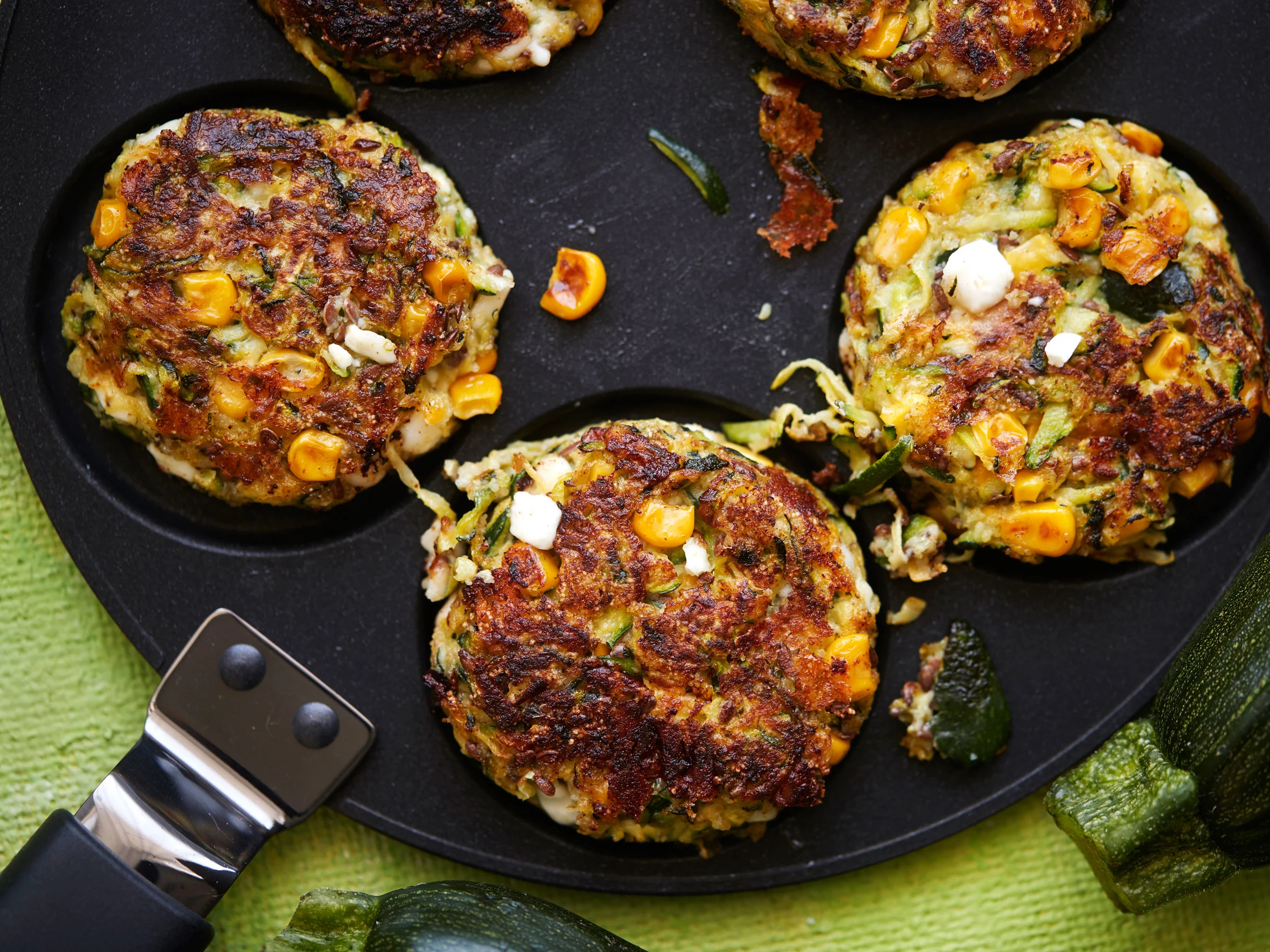 Pilkulliset kesäkurpitsa-raejuustopihvit