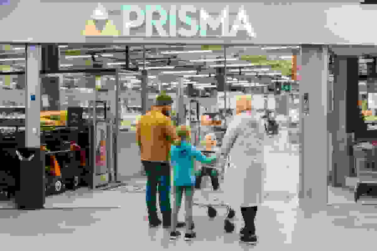 Perhe menossa Prismaan ostoksille