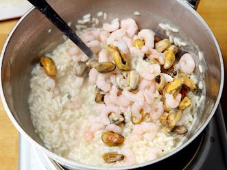 Tarkista maku ja kuumenna kiehuvaksi. Voit vielä lisätä risottoon nokareen voita ja nestettä, jos rakenne tuntuu liian kiinteältä.