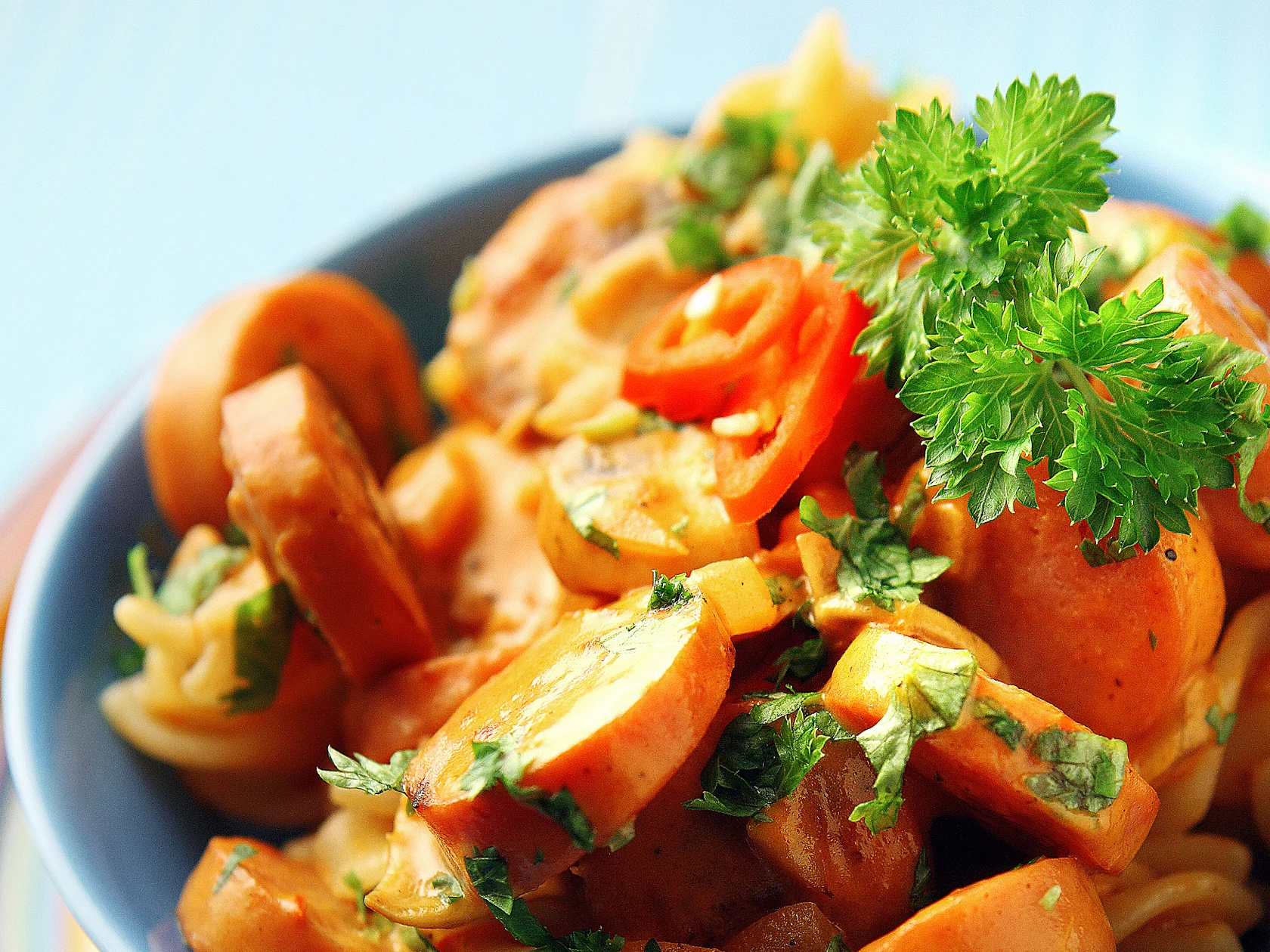 Tulinen makkara-herkkusienikastike