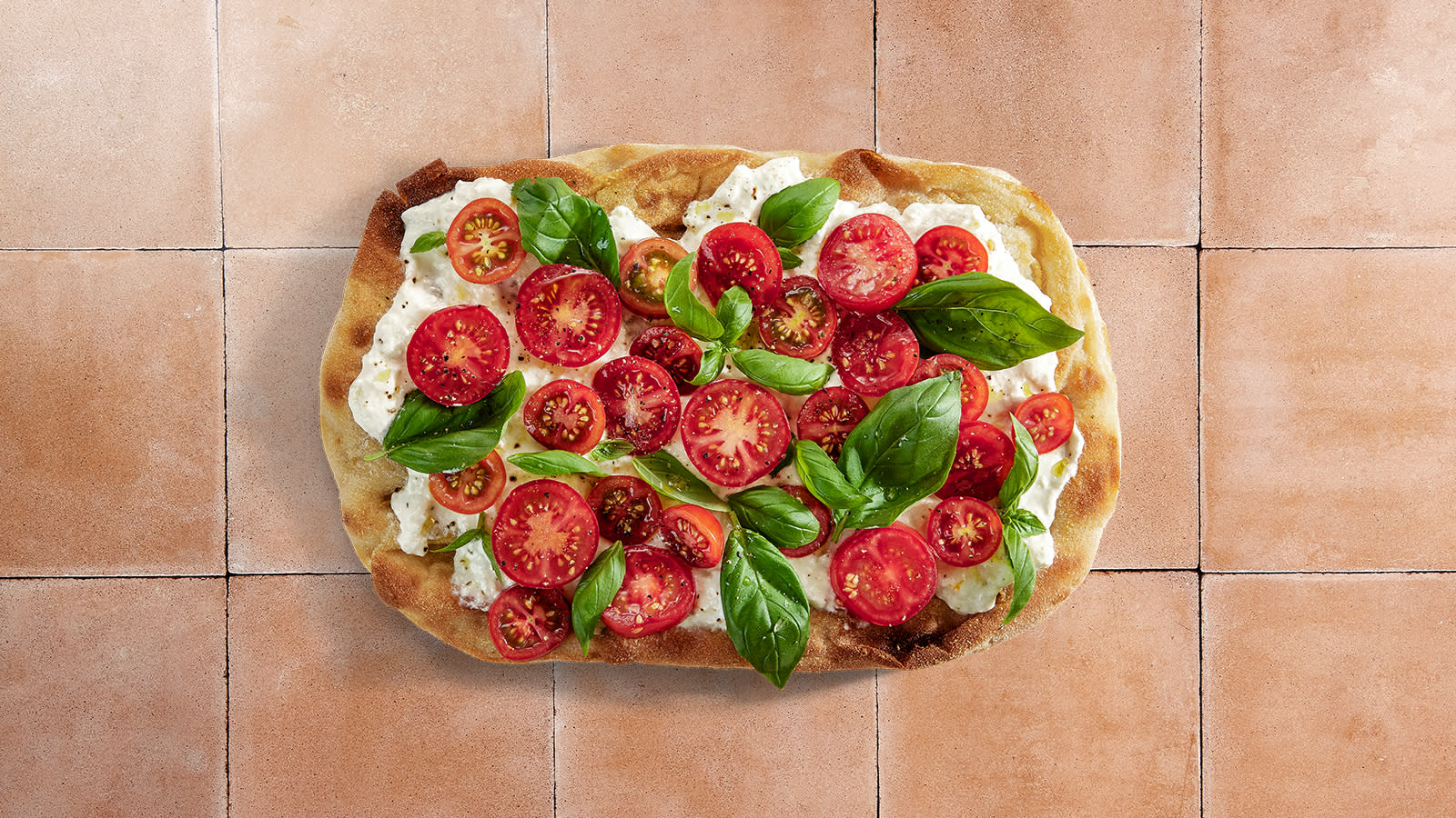 Buffalomozzarella & tomaatti -pinsa