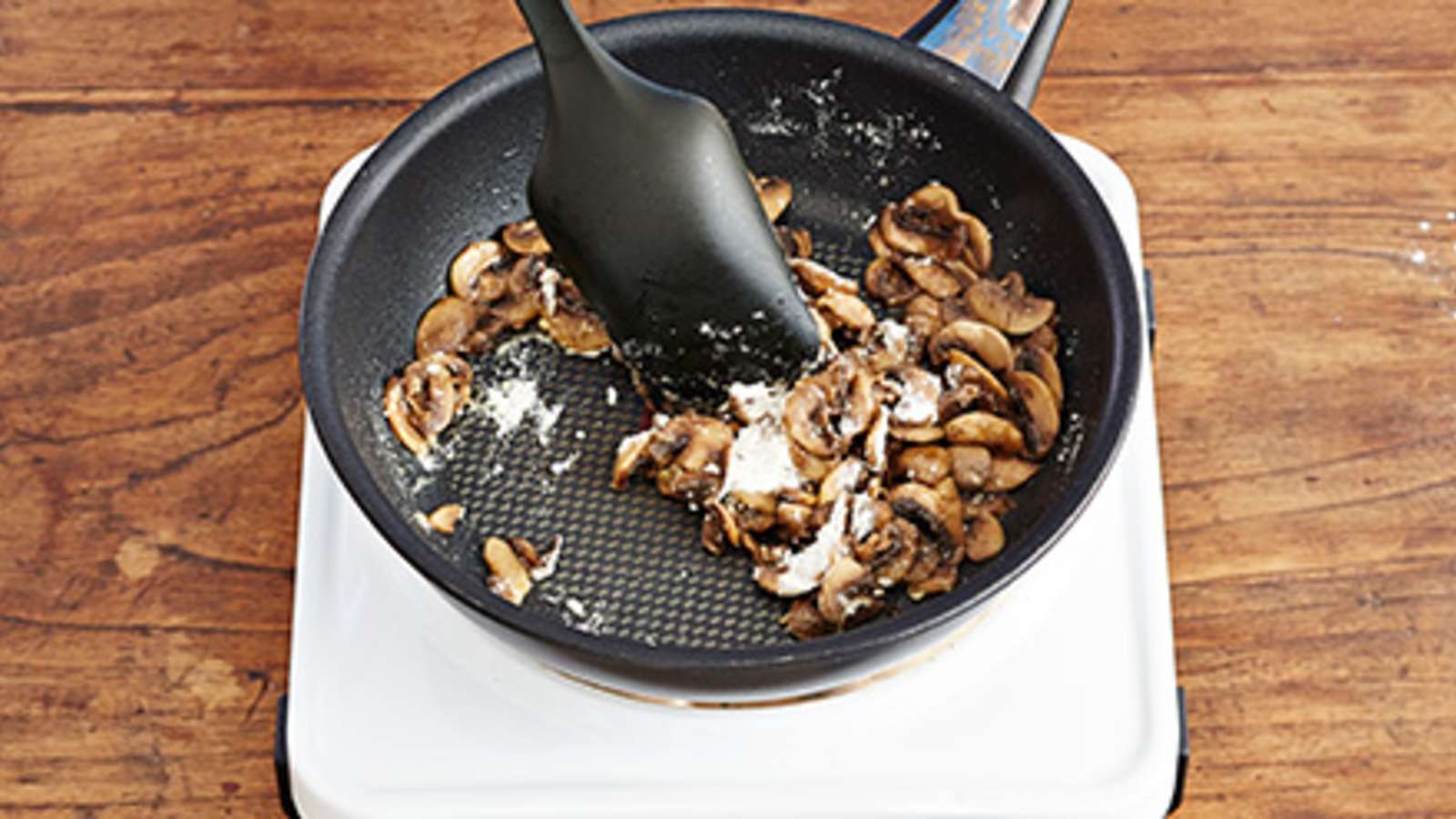 Ripottele sienten päälle jauhot ja paista hetki sekoitellen.