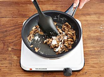 Ripottele sienten päälle jauhot ja paista hetki sekoitellen.